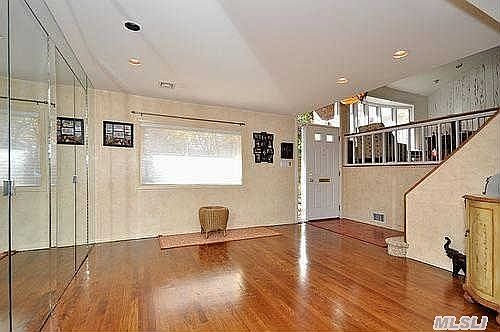 3rd image of 15 Holiday Ct