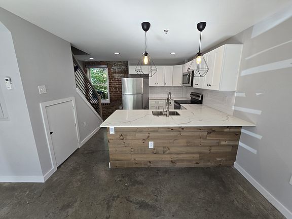 3rd image of 2710 E Leigh St #105