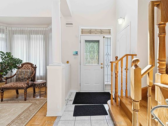 3rd image of 82 Mainard Cres