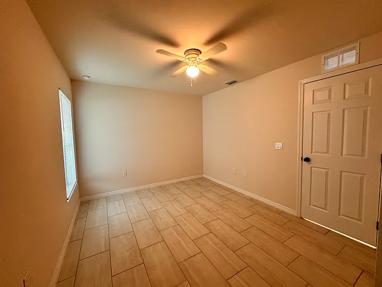 1010 NE 15th Ln — Photo 9