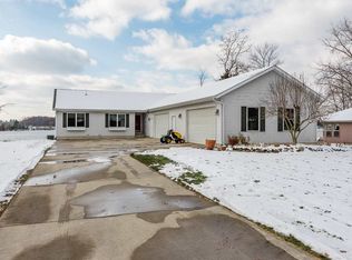 2595 N Lakeview Dr, Sanford, MI 48657