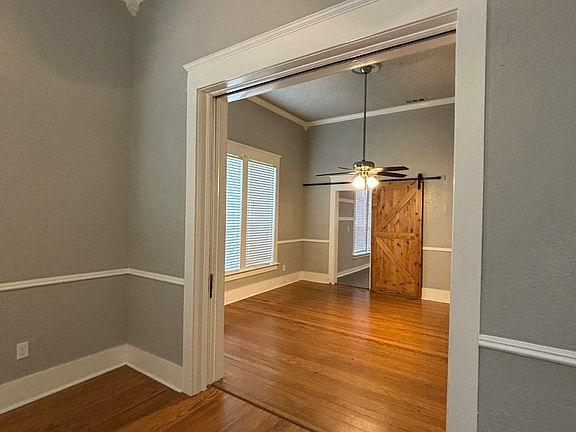 3rd image of 600 E Milam St