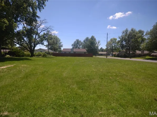 22 Elizabeth Dr, Belleville, IL 62226