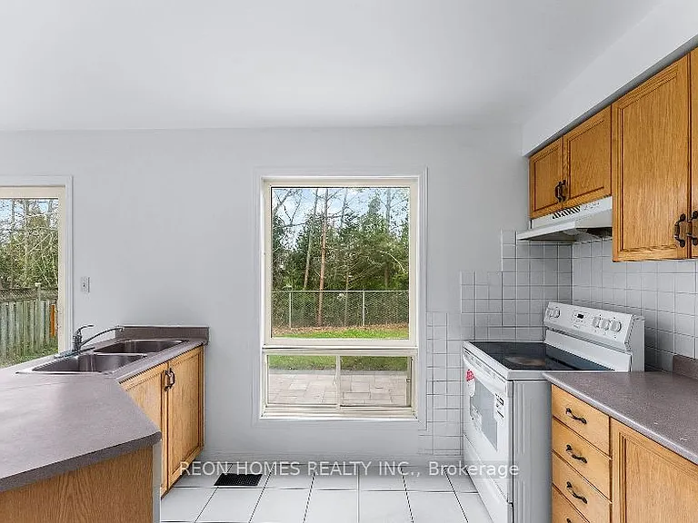 1885 Dalhousie Cres — Photo 11