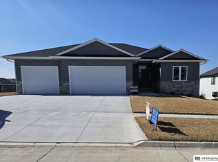 1135 Kantor Ln, Hickman, NE 68372