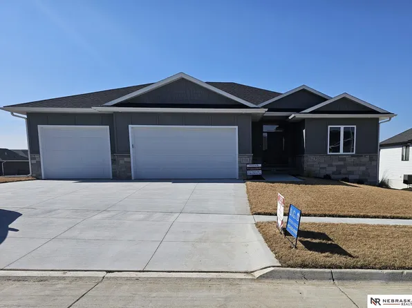 1135 Kantor Ln, Hickman, NE 68372