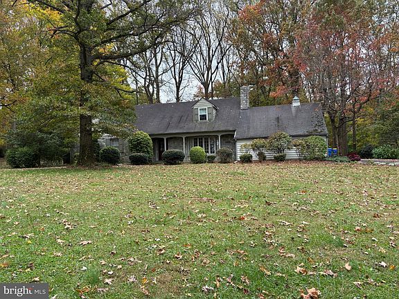 2nd image of 4 Woods Ln