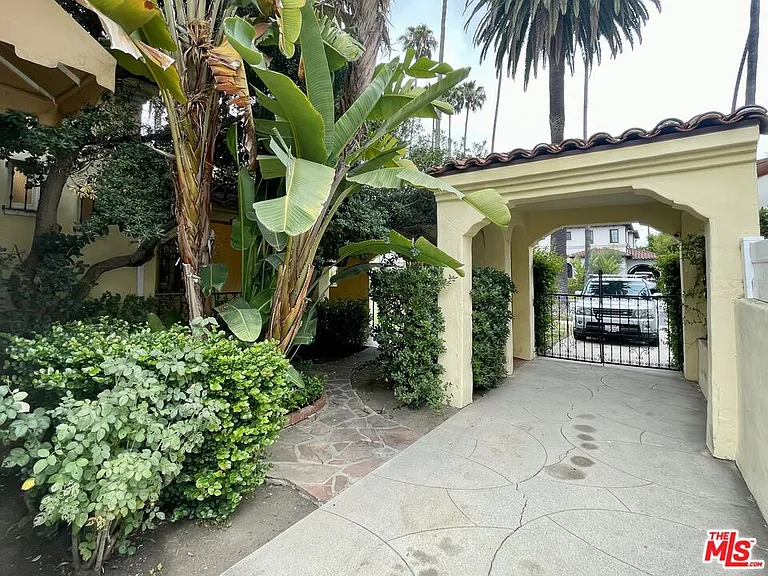 203 N Doheny Dr — Photo 18