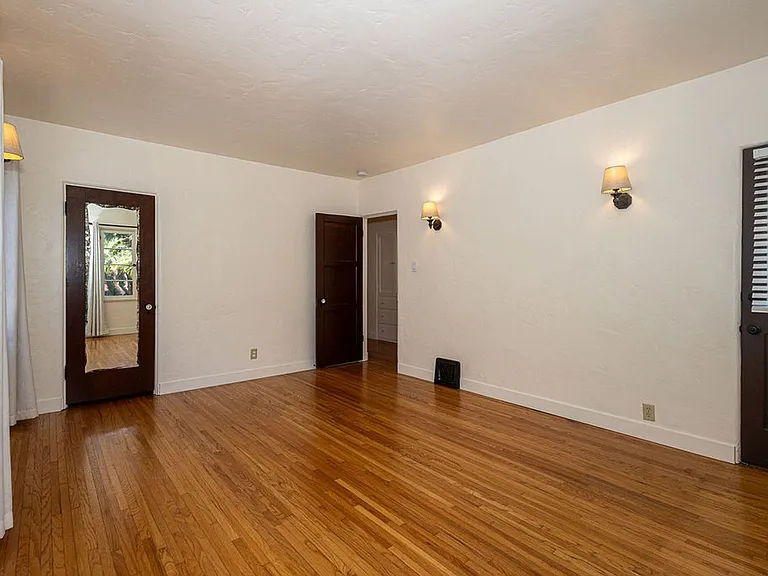 1221 S Sycamore Ave — Photo 36