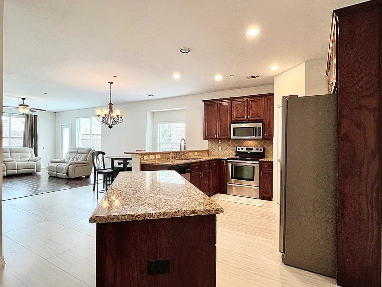2204 Paige Ct — Photo 17