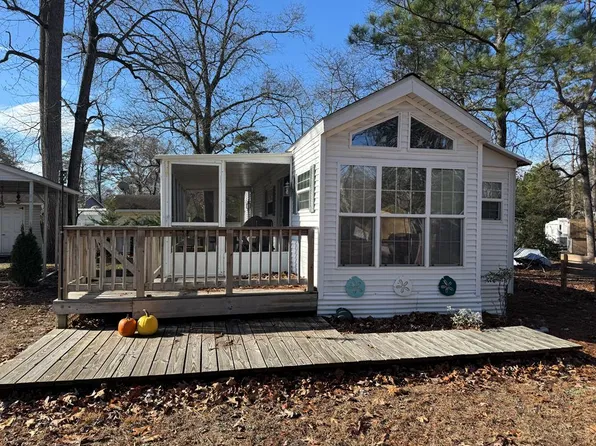 5028 Swan Dr, Horntown, VA 23395