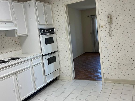 3rd image of 309 Yoakum Pkwy APT 716