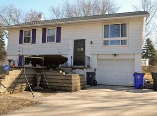 6605 Kelburn Ln NE, Cedar Rapids, IA 52402
