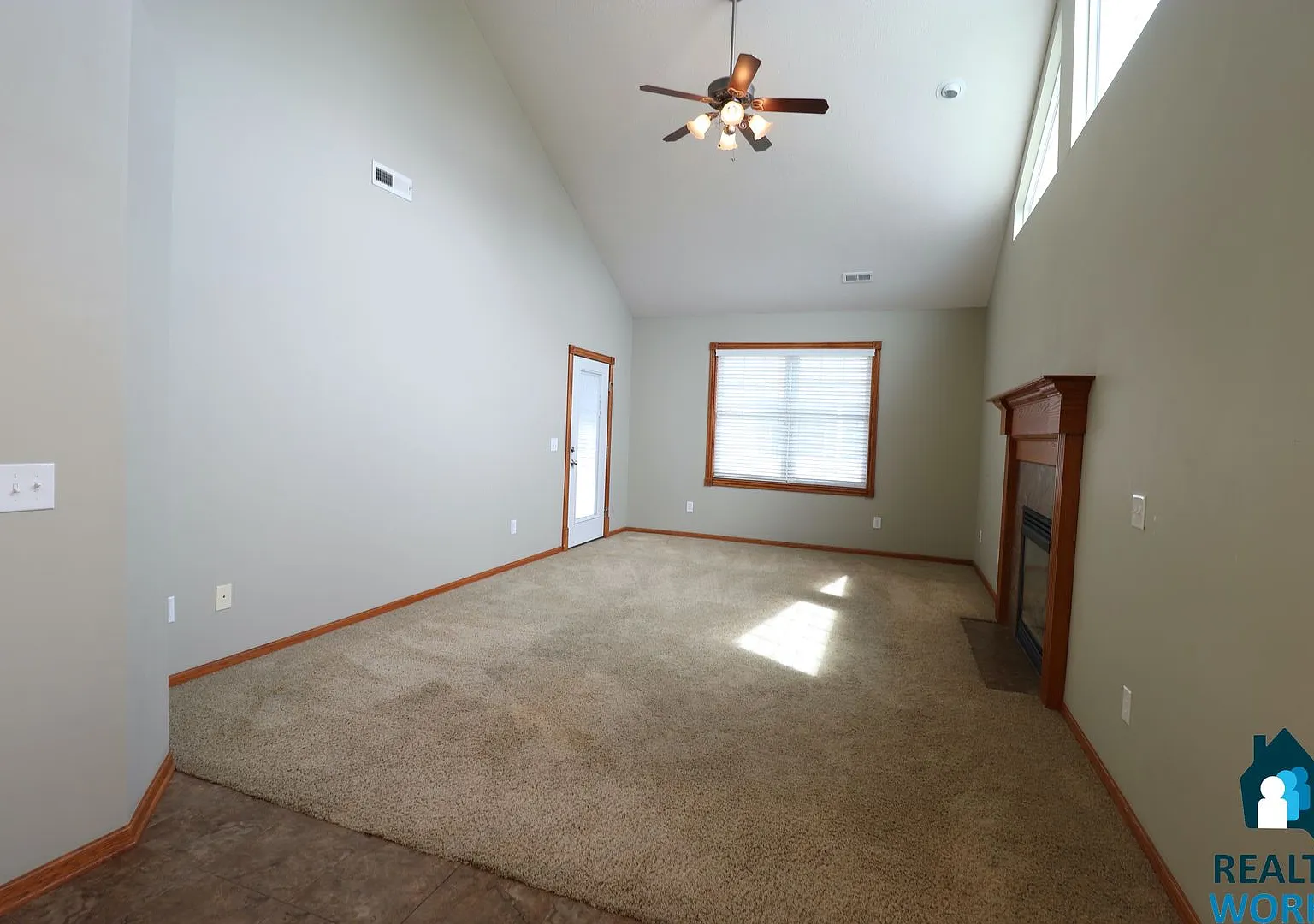 Large 3 Bedroom Townhome — Photo 4