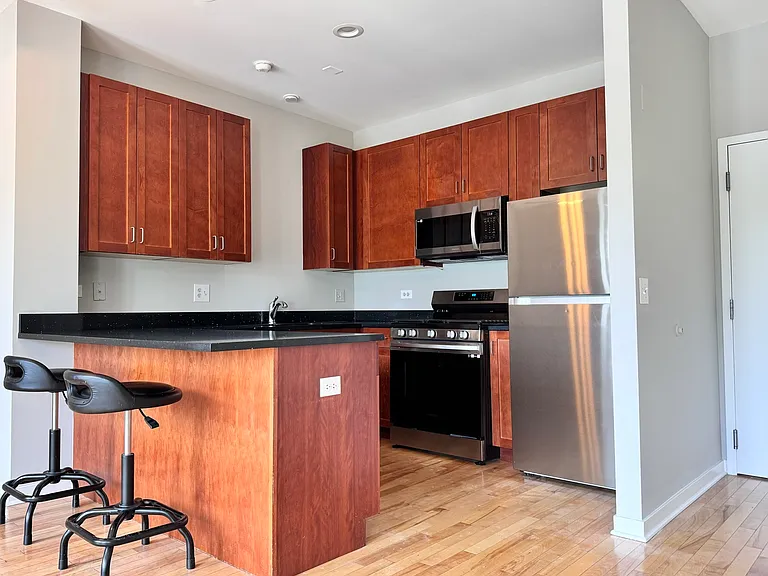 1075 W Roosevelt Rd #305 — Photo 13