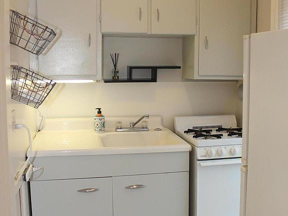 2nd image of 146 Bay St APT 3