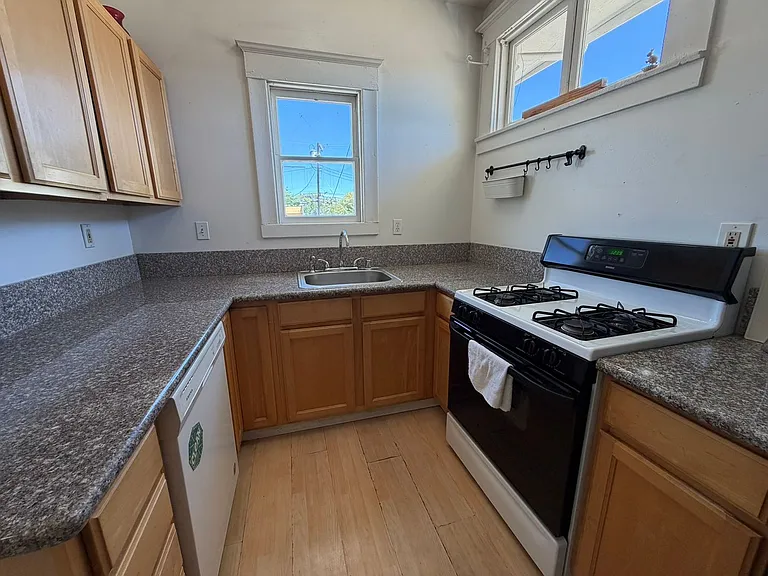 2017 Q St — Photo 26