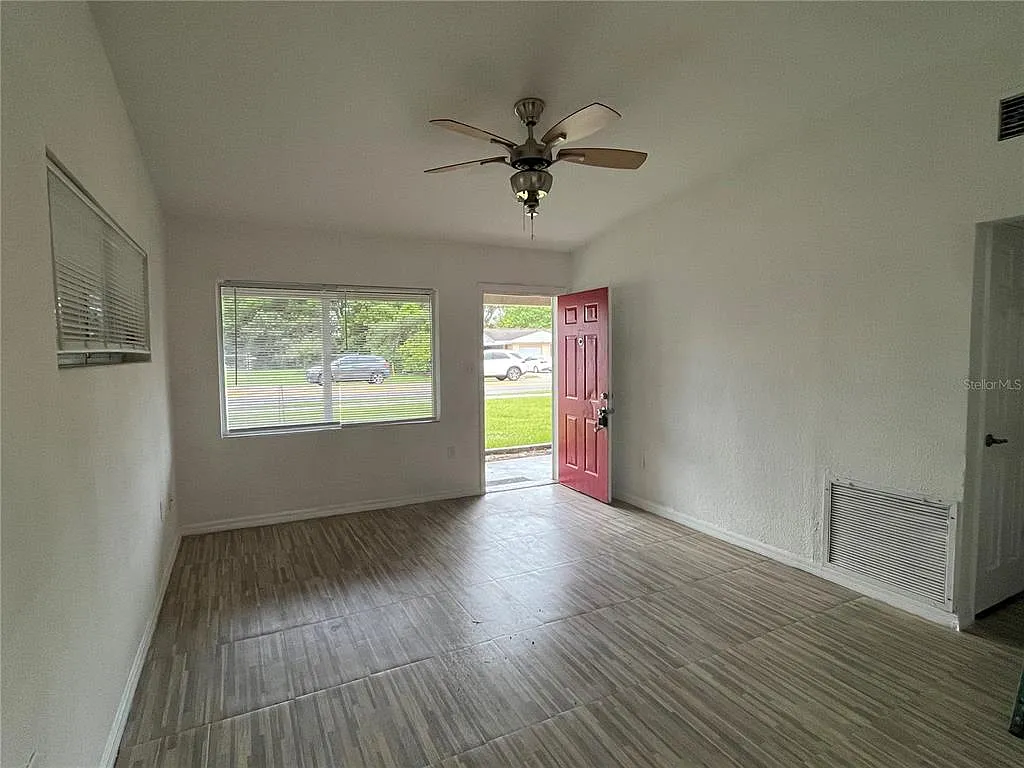 3 bed, 1.0 bath, 888 sqft, $1,795 — Photo 4