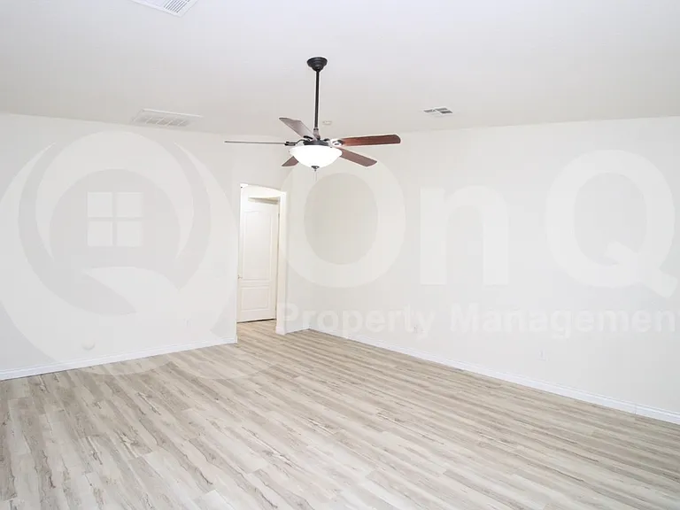 2451 E Honeysuckle Pl — Photo 9