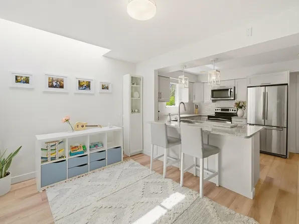 1001 Northlands Dr #27, North Vancouver, BC V7H 2Y3