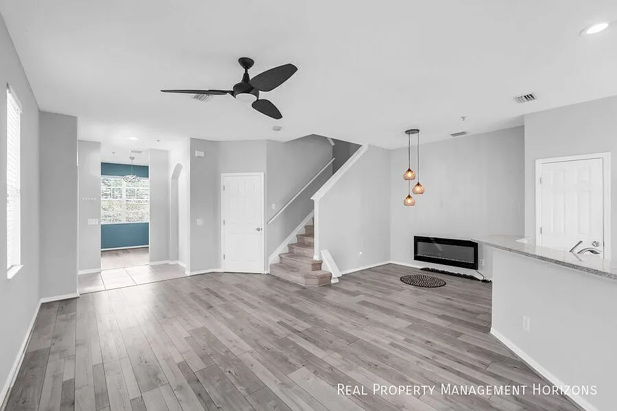 Beautiful 3-Bedroom Home in Prime Sarasota Location Spacious, Updated & Move-In Ready! — Photo 3