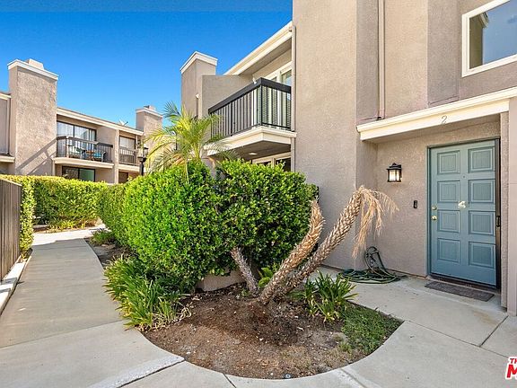 4th image of 23541 Victory Blvd Unit 2