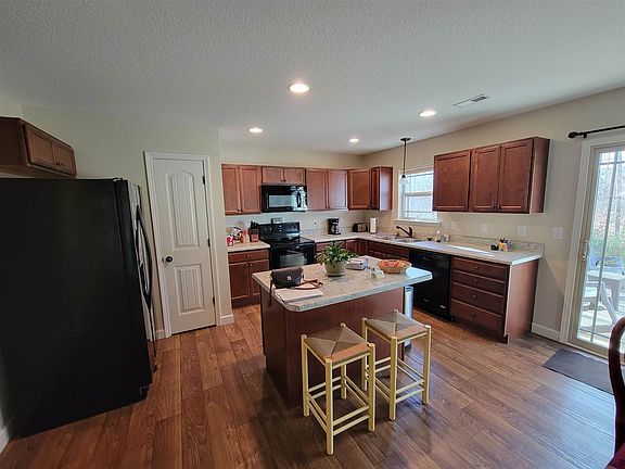 4th image of 251 Basswood Dr