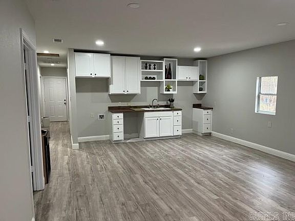 3rd image of 154 Columbia Road 167