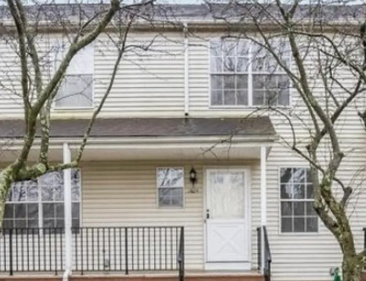 1605 Newbury Ct — Photo 1