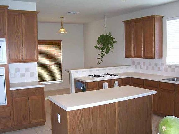 Big kitchen w/lots of cabinets!