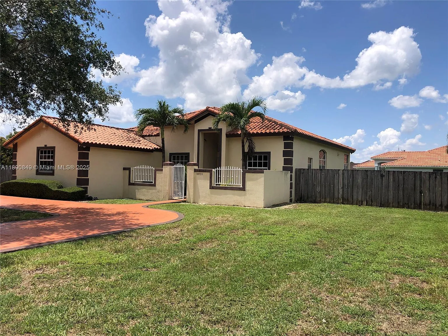 Redlands Colonial Estates — Photo 2