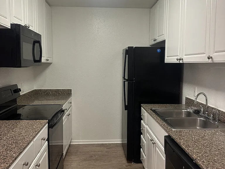 Augusta Court Apartments — Photo 40