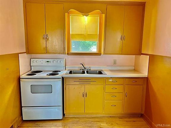 3rd image of 131 E Vaughn St