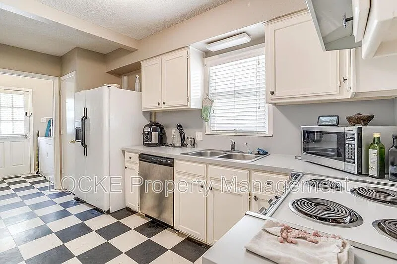 2 bed, 1.0 bath, 1287 sqft, $1,700 — Photo 4