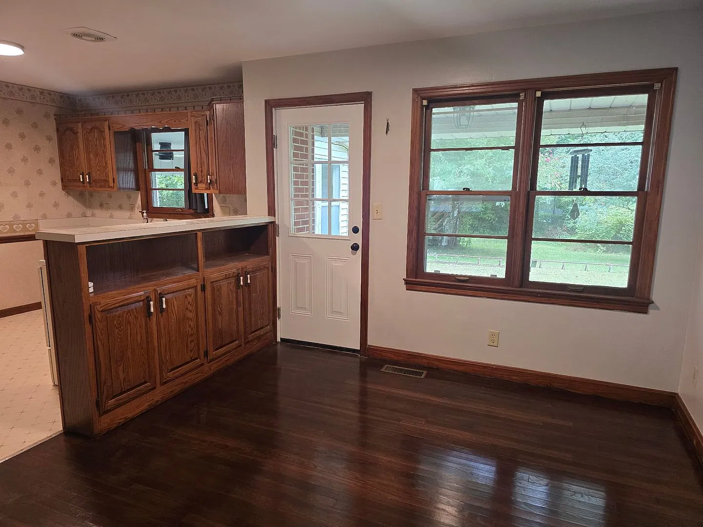 House in Mayfield City Limits — Photo 4