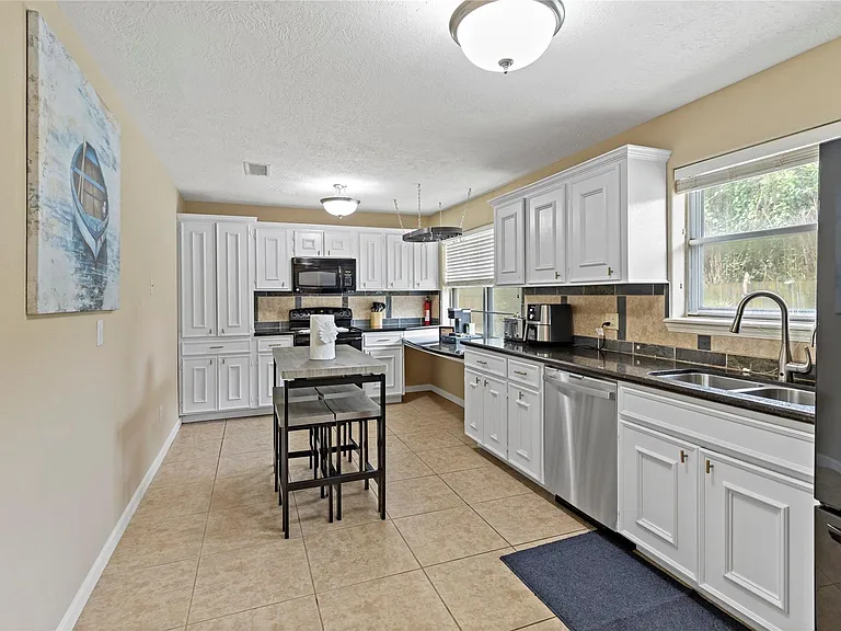 1405 Delabrook Ct — Photo 8