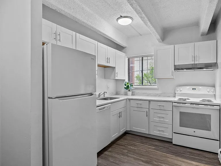 2401 S Gaylord St #204 — Photo 6