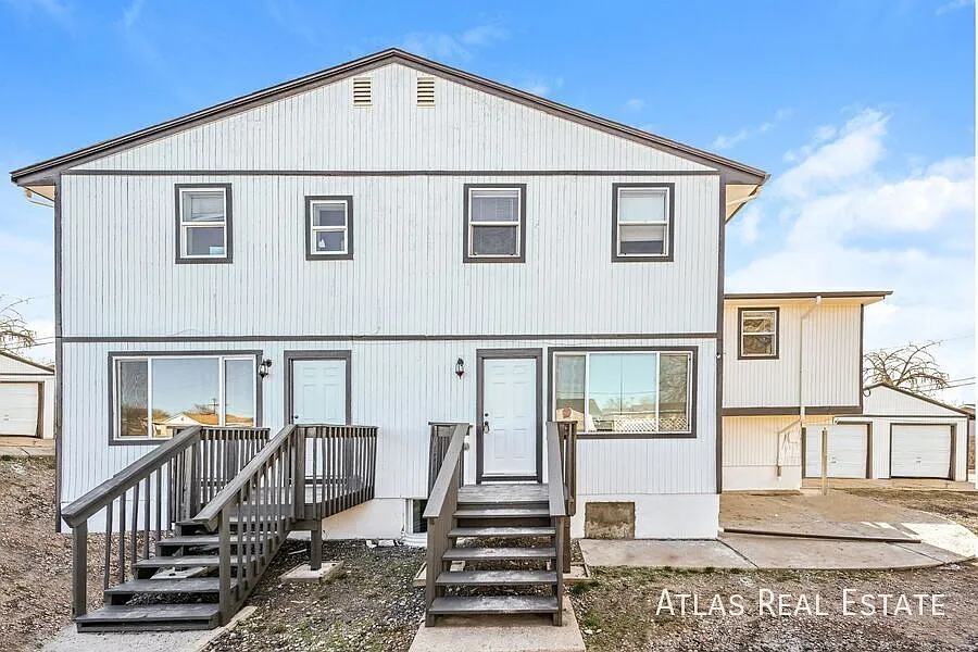 Amazing Opportunity! 3 Bed 1 Bath Townhouse! with One Car Garage! — Photo 2