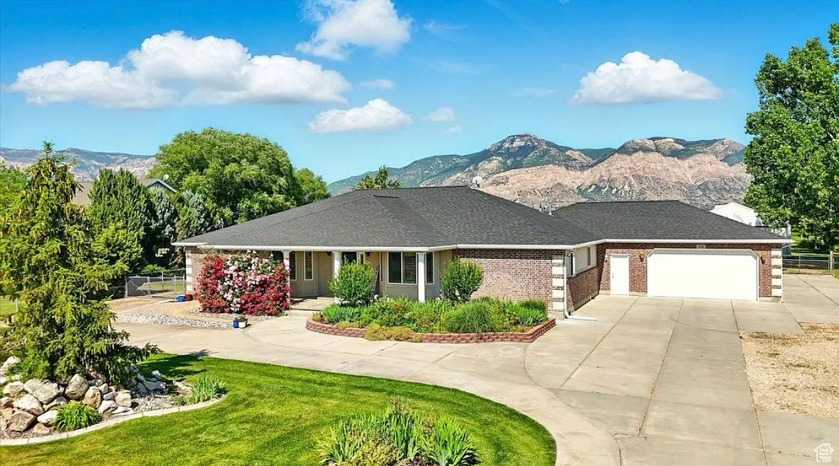 Large Accessible Home — Photo 1