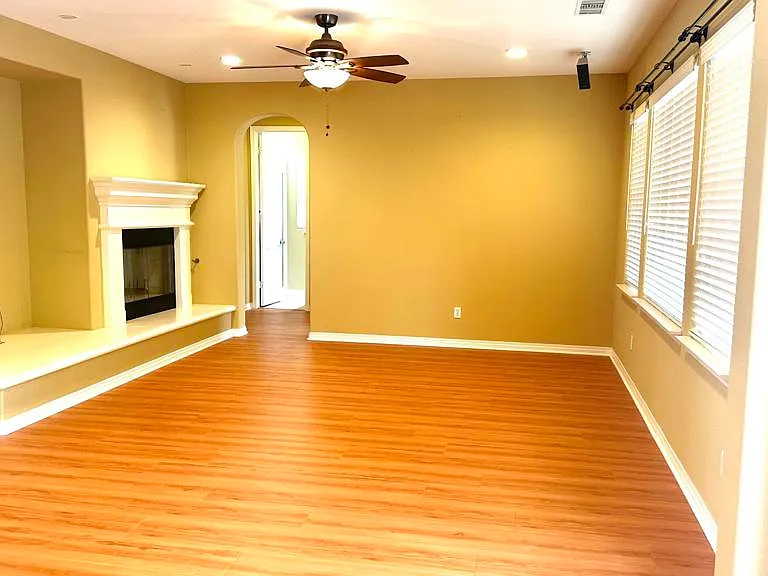 361 Cottages Ct — Photo 6