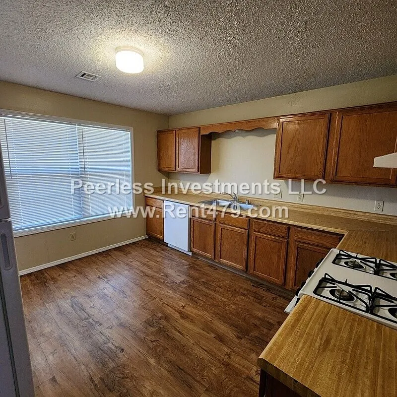 3 bed, 2.0 bath, 1120 sqft, $1,200 — Photo 4