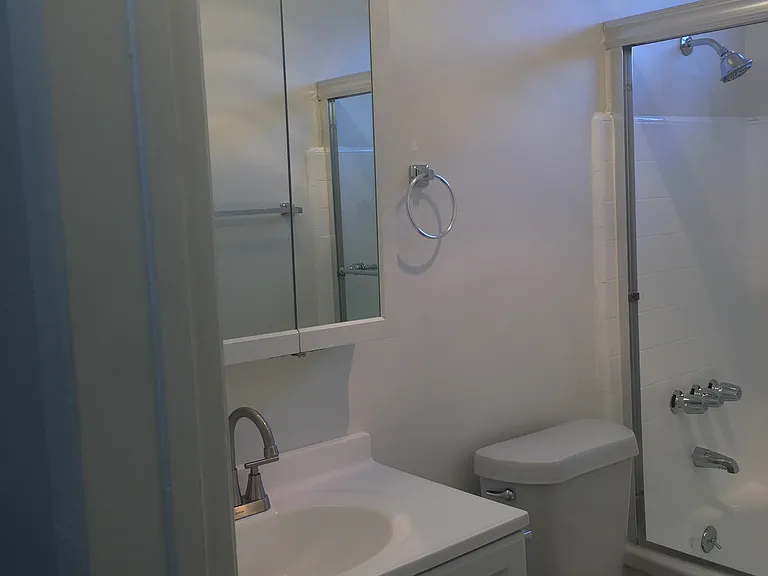 Burbank Tarzana Apartments — Photo 19