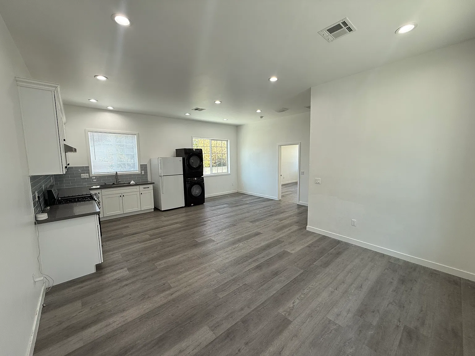 2 bed, 1000 sqft, $2,990 — Photo 2