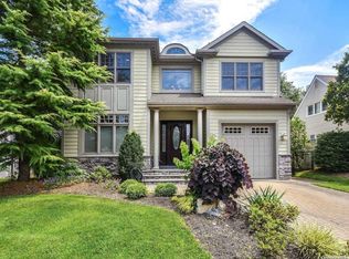 233 Lawrence Ln, Glen Cove, NY 11542