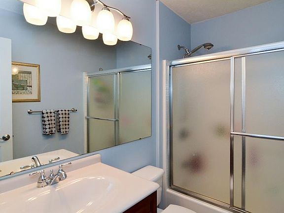 5th image of 119 Shady Oak Dr