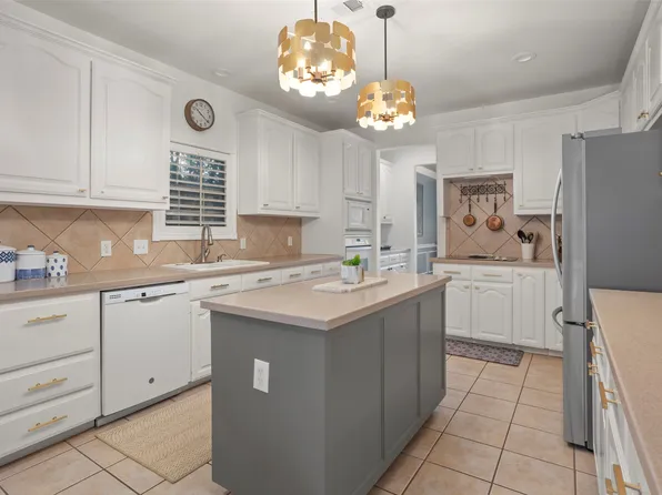 6413 Fianna Hills Dr, Fort Worth, TX 76132