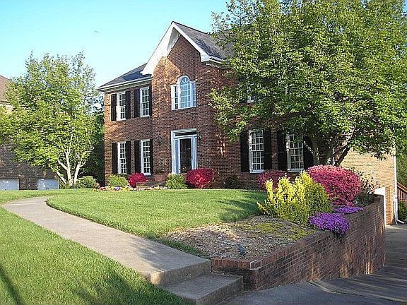 Retaining wall along driveway