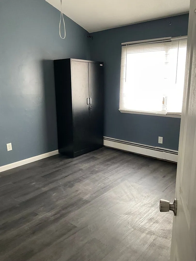 Building Photo - 1548 Islip Ave #2