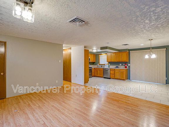 4th image of 403 NE 123rd Ave