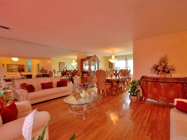 786 E Carl Avenue, Baldwin, NY 11510